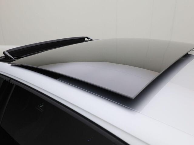 Volkswagen GOLF 1.5eTSI/150PK R-Line Blackstyle DSG · Panoramadak · Camera + Parkeersensoren · Apple Car Play · Garantie tot februari 2026