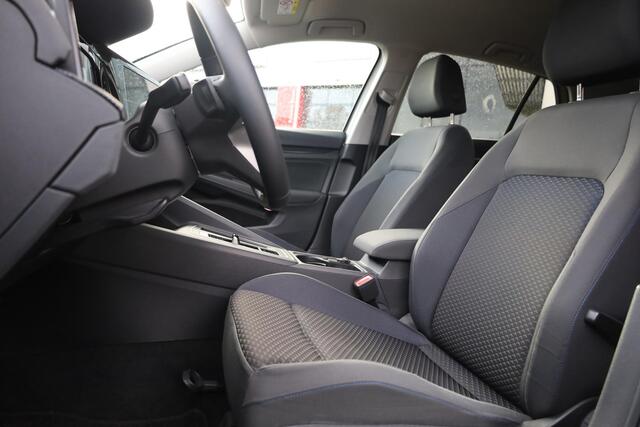 Volkswagen GOLF 1.0 eTSI Life 81KW/110PK DSG, afneembare trekhaak, Vier seizoenenbanden, privacy glas, navigatie, winterpakket stoelverwarming, pdc voor en achter, bi colour velgen, stuurwielverwarming, ACC, discover navigatie, carplay