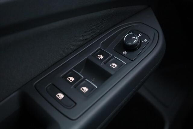 Volkswagen GOLF 1.0 eTSI Life 81KW/110PK DSG, afneembare trekhaak, Vier seizoenenbanden, privacy glas, navigatie, winterpakket stoelverwarming, pdc voor en achter, bi colour velgen, stuurwielverwarming, ACC, discover navigatie, carplay