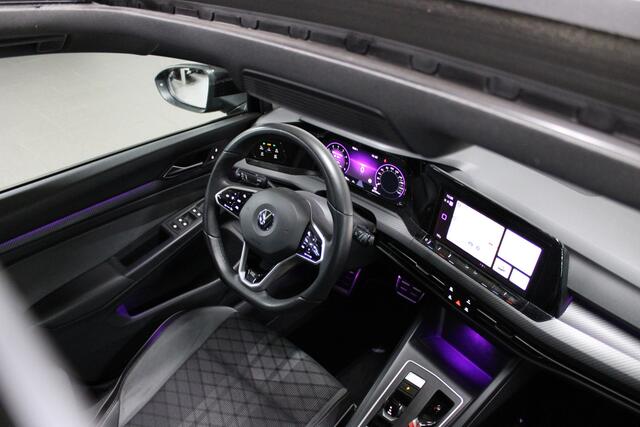 Volkswagen GOLF 1.5 eTSI R-Line / PANO. / IQ. LIGHT / 19'' LMV / CAMERA /