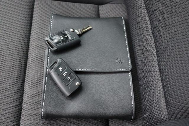 Volkswagen GOLF 1.4 TSI Highline Business R Camera, Climate control, Stoelverwarming