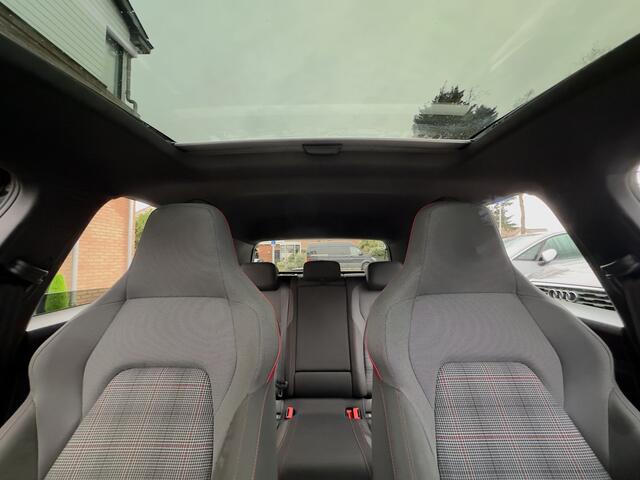 Volkswagen GOLF 2.0 TSi GTI 245PK PANODAK NAVI APPLE-CARPLAY LED 19 INCH-LMV PDC