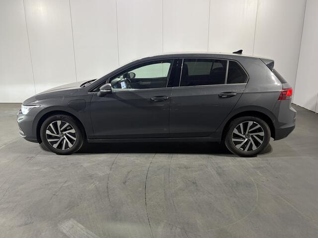 Volkswagen GOLF 1.4 eHybrid Style /AUTOMAAT/ DODE HOEK/ PARK. SENSOREN + CAMERA/ MEMORY SEATS/ STOEL-STUURVERWARM./ LED/ NAVI/ APP-CONNECT/ CLIMA/ LMV