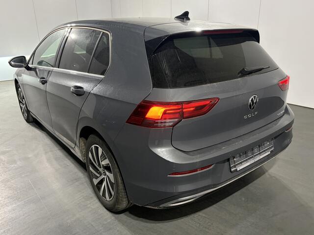 Volkswagen GOLF 1.4 eHybrid Style /AUTOMAAT/ DODE HOEK/ PARK. SENSOREN + CAMERA/ MEMORY SEATS/ STOEL-STUURVERWARM./ LED/ NAVI/ APP-CONNECT/ CLIMA/ LMV