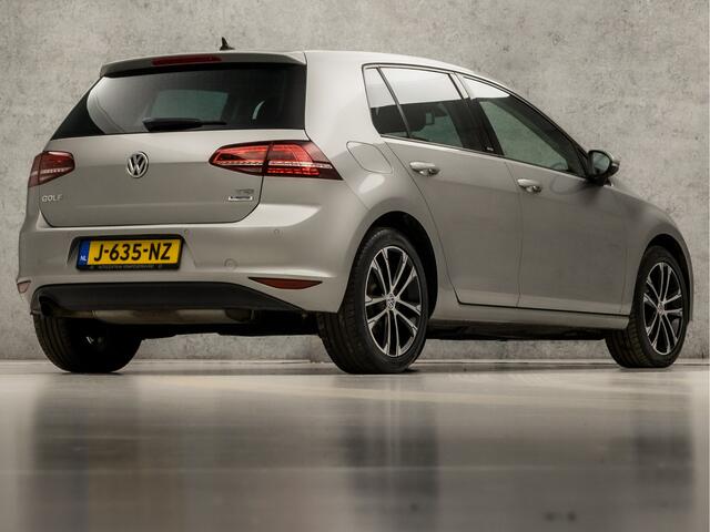 Volkswagen GOLF 1.2 TSI Sportline Automaat (APPLE CARPLAY, NAVIGATIE, CLIMATE, XENON, STOELVERWARMING, LM VELGEN, SPORTSTOELEN, GETINT GLAS, PARKEERSENSOREN, LEDER STUURWIEL, NIEUWSTAAT)
