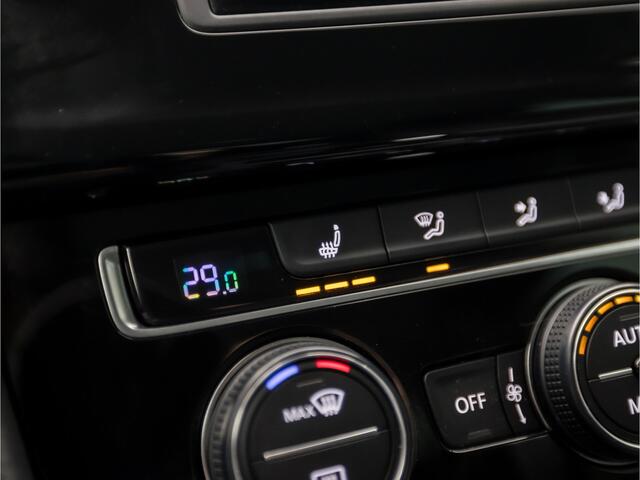 Volkswagen GOLF 1.2 TSI Sportline Automaat (APPLE CARPLAY, NAVIGATIE, CLIMATE, XENON, STOELVERWARMING, LM VELGEN, SPORTSTOELEN, GETINT GLAS, PARKEERSENSOREN, LEDER STUURWIEL, NIEUWSTAAT)