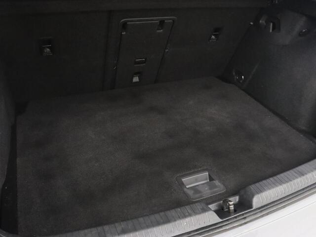 Volkswagen GOLF 1.0 eTSI Life | Camera | Carplay | Navigatie | Sfeerverlichting | Parkeerhulp | Adaptive cruise | Digital Cockpit | Climate control | Bluetooth | Full LED