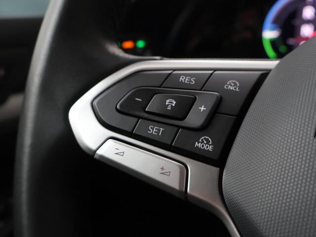 Volkswagen GOLF 1.5 eHybrid Life Edition | 204 PK | Automaat | Panoramadak | Achteruitrij camera | Actieve Cruisecontrol |