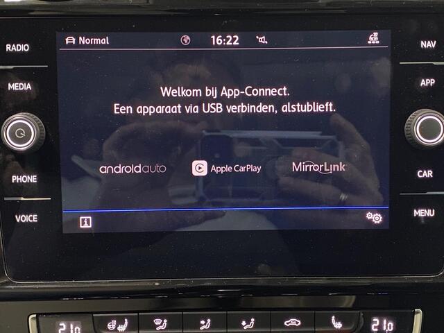 Volkswagen GOLF 1.5 TSI Highline Business R -Line App-connect Panodak Trekhaak 18inch LED Virtual Massagestoel