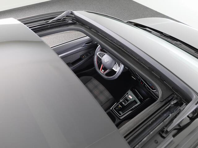 Volkswagen GOLF 2.0 TSI GTI 265PK DSG | Verlengde garantie | Panorama dak | Head up Display | Blackstyle | 19"LM velgen |
