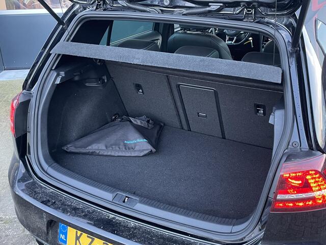 Volkswagen GOLF 1.4 TSI GTE Connected Series - Navigatie - Lederen bekleding - Climate Controle - Dode hoek waarschuwing
