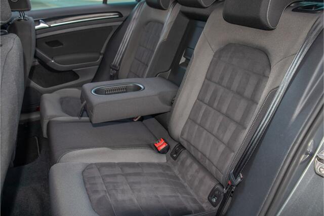 Volkswagen GOLF 1.5 TSI 150pk DSG Highline, R-Line, Carplay, Stoelverwarming, Full LED, Trekhaak, Navigatie, Adaptive Cruise, PDC.