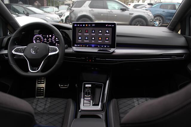 Volkswagen GOLF 1.5 eTSI R-Line Edition / Trekhaak / Panoramadak / 360Camera / Keyless / Matrix LED / 18'' / CarPlay / Stoelverwarming / DAB / ACC