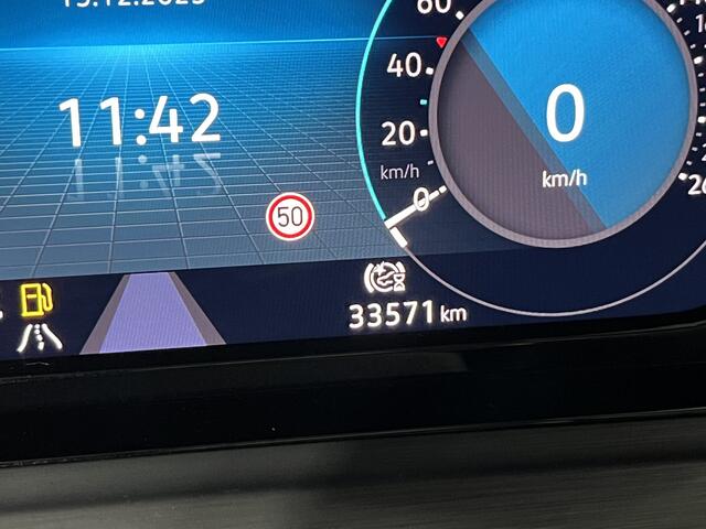 Volkswagen GOLF 1.4 eHybrid Style / AUTOMAAT/ PANO/ TREKHAAK/ STUUR+STOEL VERWARM./ DIGITAL DASH/ PARK.SENSOR.V+A/ CAMERA/ MEMORY-SEAT/ ACC/ DODE HOEK/ APP-CONNECT/ KEYLESS/ RIJ-MODI/ DAB/ NAVI/ LED/ ISOFIX/ 18'' LMV