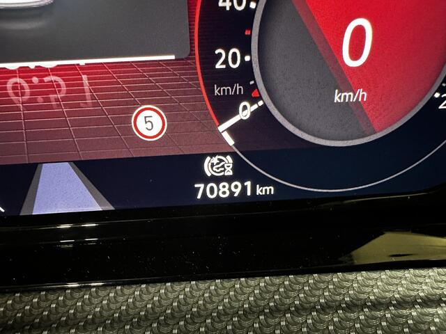 Volkswagen GOLF Variant 1.5 eTSI R-Line / AUTOMAAT/ TREKHAAK/ PARK.SENSOR.V+A/ CAMERA/ STUUR+STOEL VERWARM./ APP-CONNECT/ RIJ-MODI/ ACC/ DODE HOEK/ DIGITAL DASH/ CLIMA/ DAB/ NAVI/ LED/ ISOFIX/ 18'' LMV