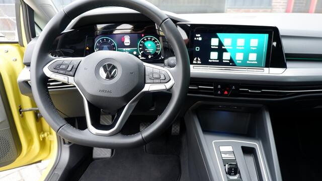 Volkswagen GOLF 1.5 eTSI Style Pano/ACC/Trekhaak/Navi/Massage/Lane-ass