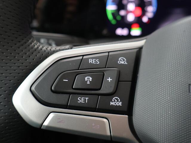 Volkswagen GOLF 1.5 eHybrid GTE | 272 PK | SoH 100% | Panoramadak | Head-up display | IQ.Light Matrix LED | 18" LM velgen |