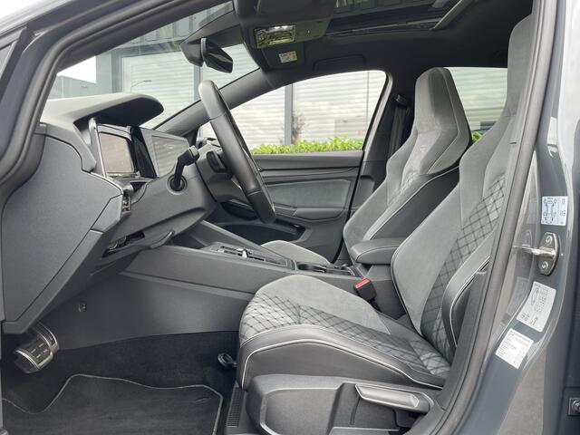 Volkswagen GOLF 8 1.5 eTSI 150pk DSG / Aut. R-Line Panoramadak Camera 19" Estoril 65dkm!!