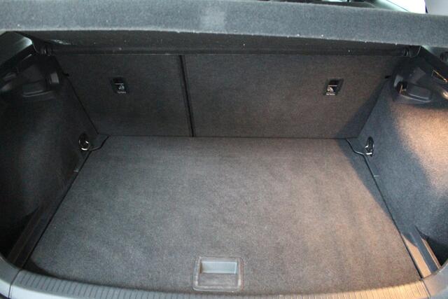 Volkswagen GOLF 1.0 TSI Trendline Navigatie | Parkeersensoren | Automatische Klimaatbeheersing