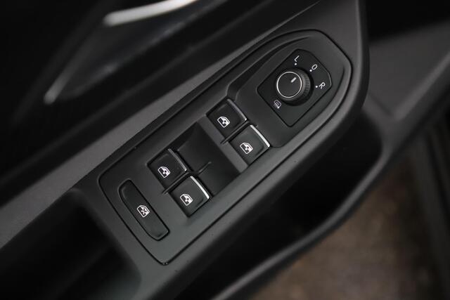 Volkswagen GOLF 1.5 eTSI R-Line Business+ 150PK DSG Automaat Panoramadak Sfeerverlichting LED 18 inch Carplay Android