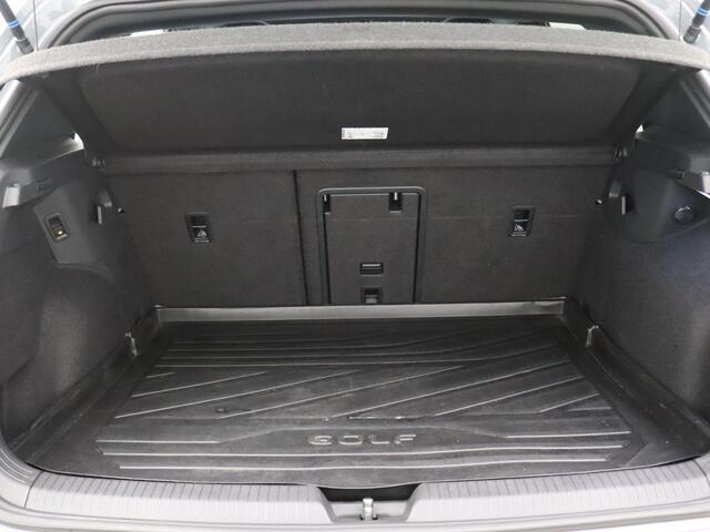 Volkswagen GOLF 1.4 eHybrid GTE 245PK DSG SOH 87%, Pano-Schuifdak, 18" LM Velgen, Trekhaak, Matrix LED-verlichting, Keyless, Head-Up Display, Stoel-Stuurverwarming, Navi, Adaptieve Cruise Controle