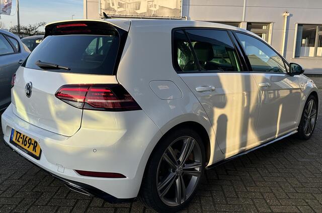 Volkswagen GOLF 1.4 TSI Highline Business R BOM VOL | Nette Staat! | 3x R-Line | Pano | DSG | Facelift | Led | Grote Navi | 18 Inch | Afneembare Trekhaak | Stoelverwarming | Dodehoek Detectie |