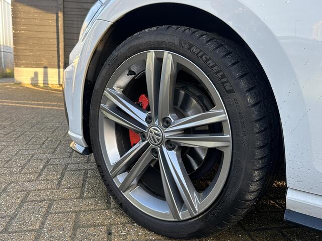 Volkswagen GOLF 1.4 TSI Highline Business R BOM VOL | Nette Staat! | 3x R-Line | Pano | DSG | Facelift | Led | Grote Navi | 18 Inch | Afneembare Trekhaak | Stoelverwarming | Dodehoek Detectie |