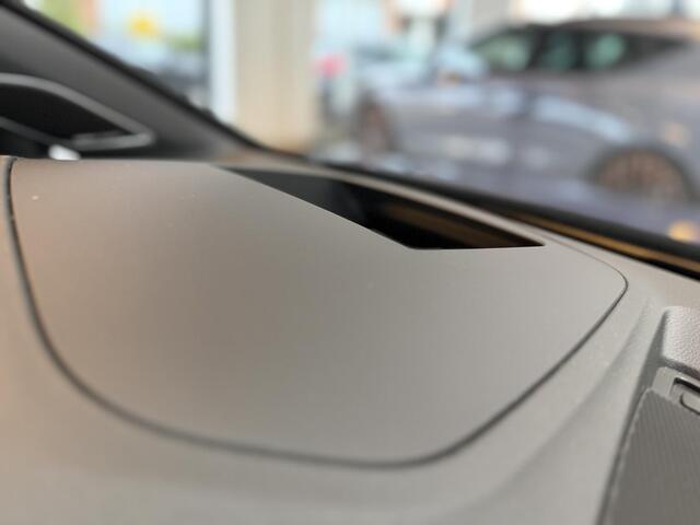 Volkswagen GOLF 1.5 eTSI R-Line Pano / Head-up / 360 / H&K /