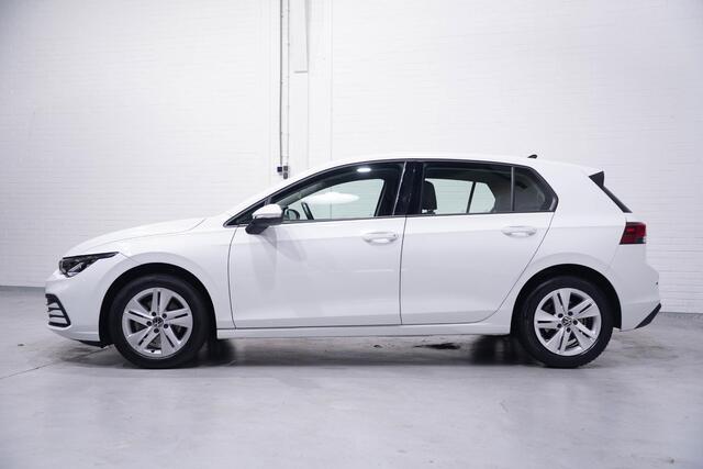 Volkswagen GOLF 1.0 eTSI Life Navi Camera PDC v+a Apple Carplay NAP Rijklaar incl. 12 maanden garantie