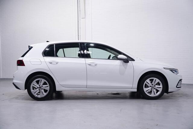 Volkswagen GOLF 1.0 eTSI Life Navi Camera PDC v+a Apple Carplay NAP Rijklaar incl. 12 maanden garantie