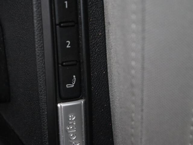 Volkswagen GOLF 1.5 TSI Life Business | Matrix LED | Camera | Massage | Carplay | Keyless | Memory | Navigatie | Adaptive cruise | Side Assist | Sfeerverlichting | Climate control