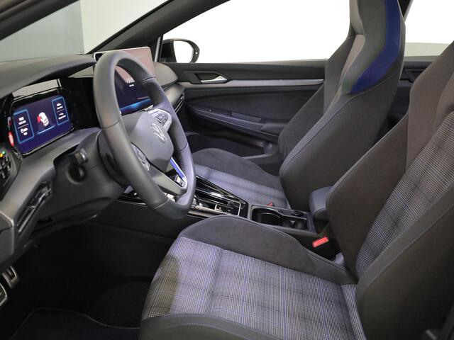 Volkswagen GOLF 1.5 eHybrid GTE 272 pk Automaat (DSG) | Verlengde garantie | Navigatie | Panoramadak | Trekhaak (wegklapbaar) | Parkeersensoren (Park assist) | Rondomzicht camera | Stoelverwarming |