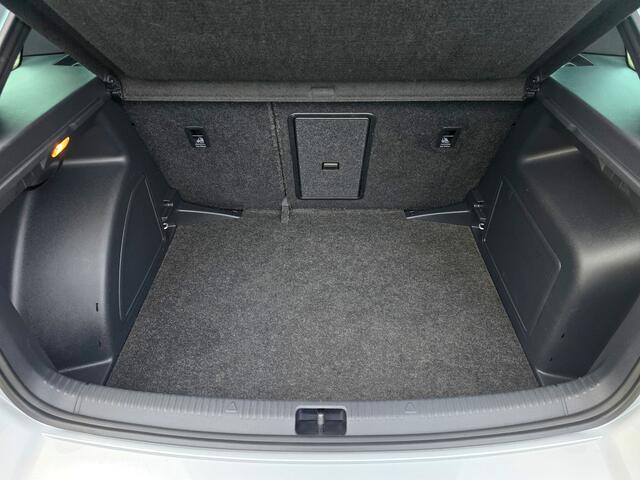 Volkswagen GOLF Skoda Rapid Sportback 1.0 TSI Greentech Clever - 110 Pk - Euro 6 - AUTOMAAT - Navi - PDC V+A