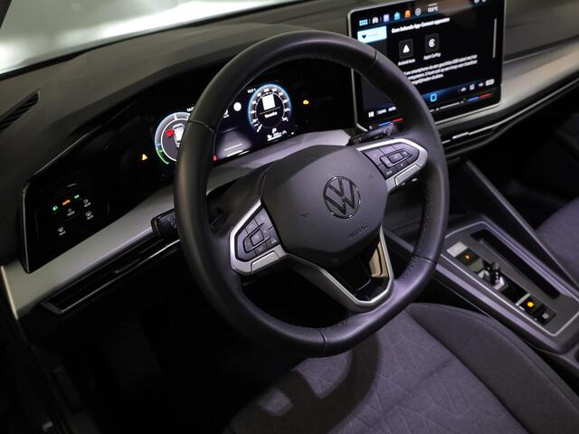 Volkswagen GOLF 1.5 eHybrid Life Edition 204 pk Automaat (DSG) | Verlengde garantie | Navigatie via App | Parkeersensoren (Park assist) | Achteruitrijcamera | Adaptieve cruise control |