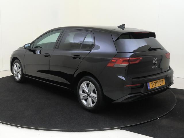 Volkswagen GOLF 1.0 eTSI Life | Adaptieve cruise control | CarPlay | Parkeersensoren | Draadloze telefoonlader | Bluetooth | Getint glas | Sfeerverlichting |