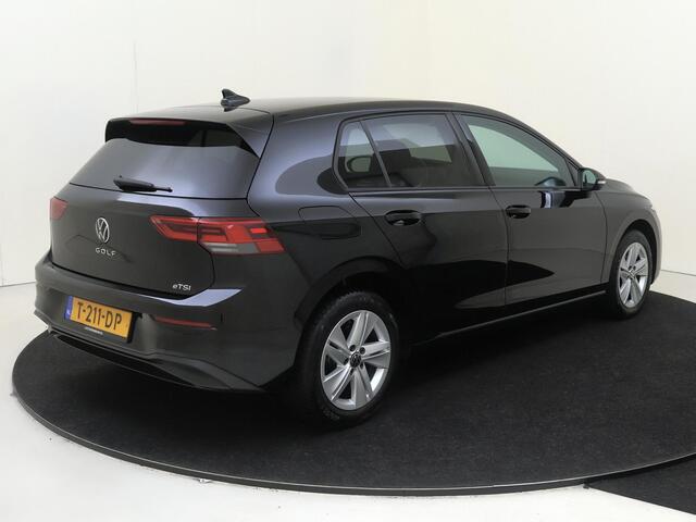 Volkswagen GOLF 1.0 eTSI Life | Adaptieve cruise control | CarPlay | Parkeersensoren | Draadloze telefoonlader | Bluetooth | Getint glas | Sfeerverlichting |