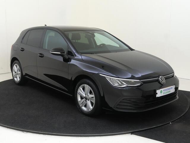 Volkswagen GOLF 1.0 eTSI Life | Adaptieve cruise control | CarPlay | Parkeersensoren | Draadloze telefoonlader | Bluetooth | Getint glas | Sfeerverlichting |