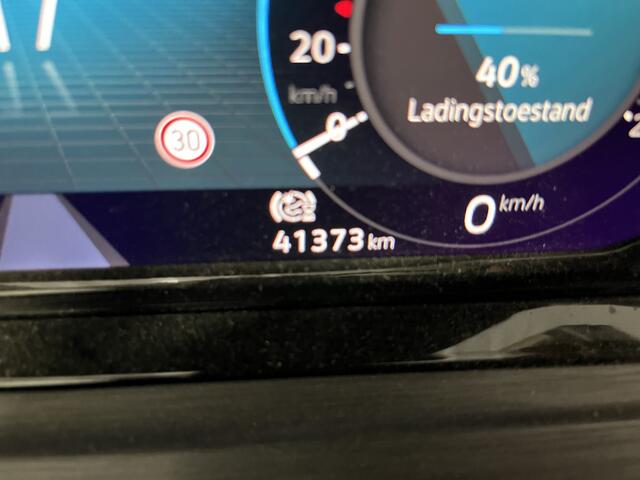 Volkswagen GOLF 1.4 eHybrid Style / AUTOMAAT/ PANO/ IQ LIGHT/ HEAD-UP DISPLAY/ KEYLESS/ ELEKTR. STOEL/ DIGITAL DASH/ ADAPT. CRUISE/ PARK. SENSOREN + CAMERA/ RIJ-MODI/ NAVI/ STOEL VERWARM.