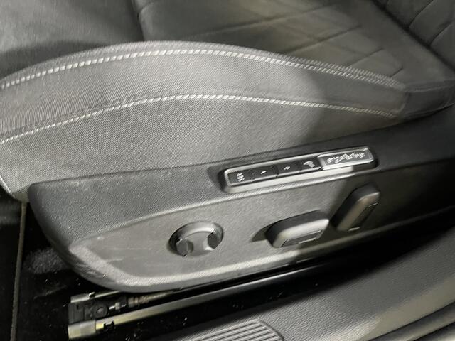 Volkswagen GOLF 1.4 eHybrid Style / AUTOMAAT/ PANO/ IQ LIGHT/ HEAD-UP DISPLAY/ KEYLESS/ ELEKTR. STOEL/ DIGITAL DASH/ ADAPT. CRUISE/ PARK. SENSOREN + CAMERA/ RIJ-MODI/ NAVI/ STOEL VERWARM.