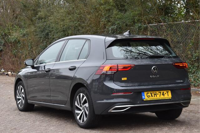 Volkswagen GOLF 1.4 eHybrid Style 204 pk PHEV | Carplay | Standkachel | IQ Light | Stoelmassage | Sfeerverlichting | LM-Velgen