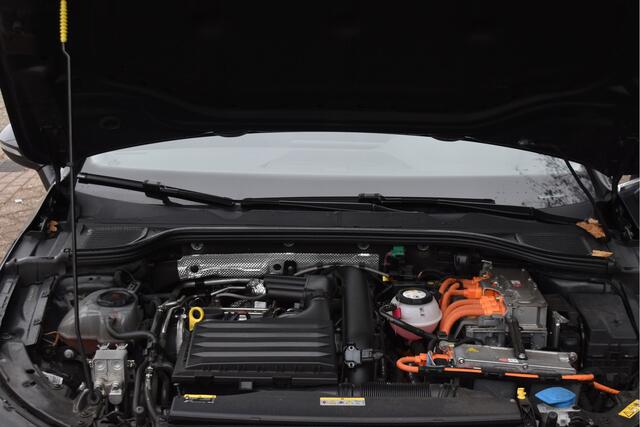 Volkswagen GOLF 1.4 eHybrid Style 204 pk PHEV | Carplay | Standkachel | IQ Light | Stoelmassage | Sfeerverlichting | LM-Velgen