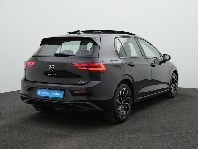 Volkswagen GOLF 1.0 eTSI 110 pk DSG Life | Panoramadak | IQ Light | Stuur-/stoelverwarming | Achteruitrijcamera