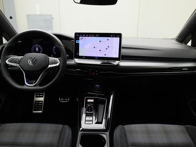 Volkswagen GOLF 1.5eHybrid 200kW/272PK GTE · Panoramadak · 360°Camera + Parkeersensoren · Trekhaak · Garantie tot februari 2030 of 100000km.