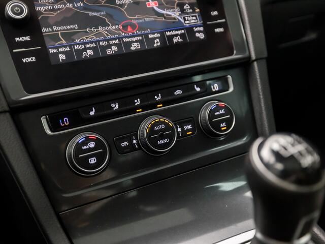 Volkswagen GOLF 1.0 TSI Highline Sportline (SCHUIFDAK, APPLE CARPLAY, GROOT NAVI, CLIMATE, LED KOPLAMPEN, STOELVERWARMING, ALCANTARA, DYNAMISCHE KNIPPERLICHTEN, ADAPTIVE CRUISE, NIEUWSTAAT)