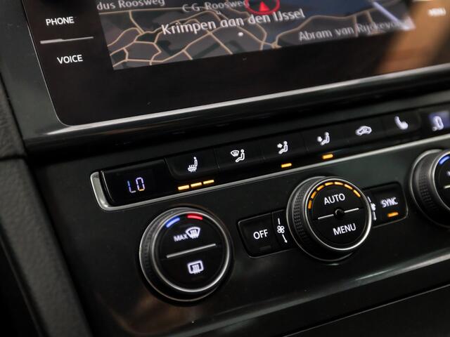 Volkswagen GOLF 1.0 TSI Highline Sportline (SCHUIFDAK, APPLE CARPLAY, GROOT NAVI, CLIMATE, LED KOPLAMPEN, STOELVERWARMING, ALCANTARA, DYNAMISCHE KNIPPERLICHTEN, ADAPTIVE CRUISE, NIEUWSTAAT)