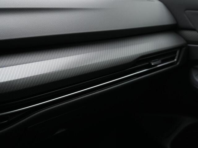 Volkswagen GOLF 1.5 eTSI 150 pk DSG R-Line Business | Trekhaak | Stuur-/stoelverwarming | Achteruitrijcamera | Adaptive Cruise