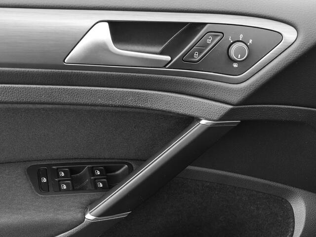 Volkswagen GOLF Variant 1.5 TSI 150pk DSG Highline · Apple/Android Car Play · P-Sensoren · Trekhaak · Stoelverwarming · Getint Glas · 15'' Inch ·