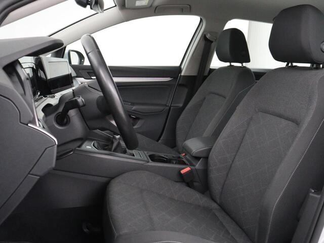 Volkswagen GOLF 1.0 TSI Life | Trekhaak | Camera | Adaptive cruise | Sfeerverlichting | Carplay | Navigatie | Parkeerhulp | Climate control | Bluetooth