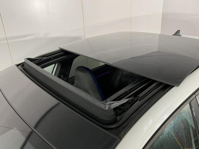 Volkswagen GOLF 1.4 eHybrid GTE / AUTOMAAT/ PANO/ TREKHAAK/ STUUR+STOEL VERWARM./ IQ-LIGHT/ PARK.SENSOR.V+A/ CAMERA/ HEAD UP/ ACC/ DODE HOEK/ APP-CONNECT/ KEYLESS/ NAVI/ DAB/ CLIMA/ ISOFIX/ 18'' LMV