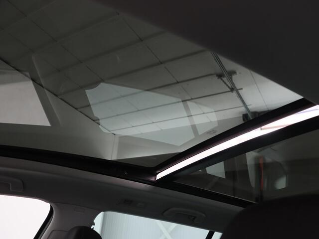 Volkswagen GOLF 1.0 TSI Comfortline Business | Panoramadak | Trekhaak | Stoelverwarming | Full LED | Camera | Park Assist | Carplay | Navigatie | Adaptive cruise | DAB | Massage | Climate control